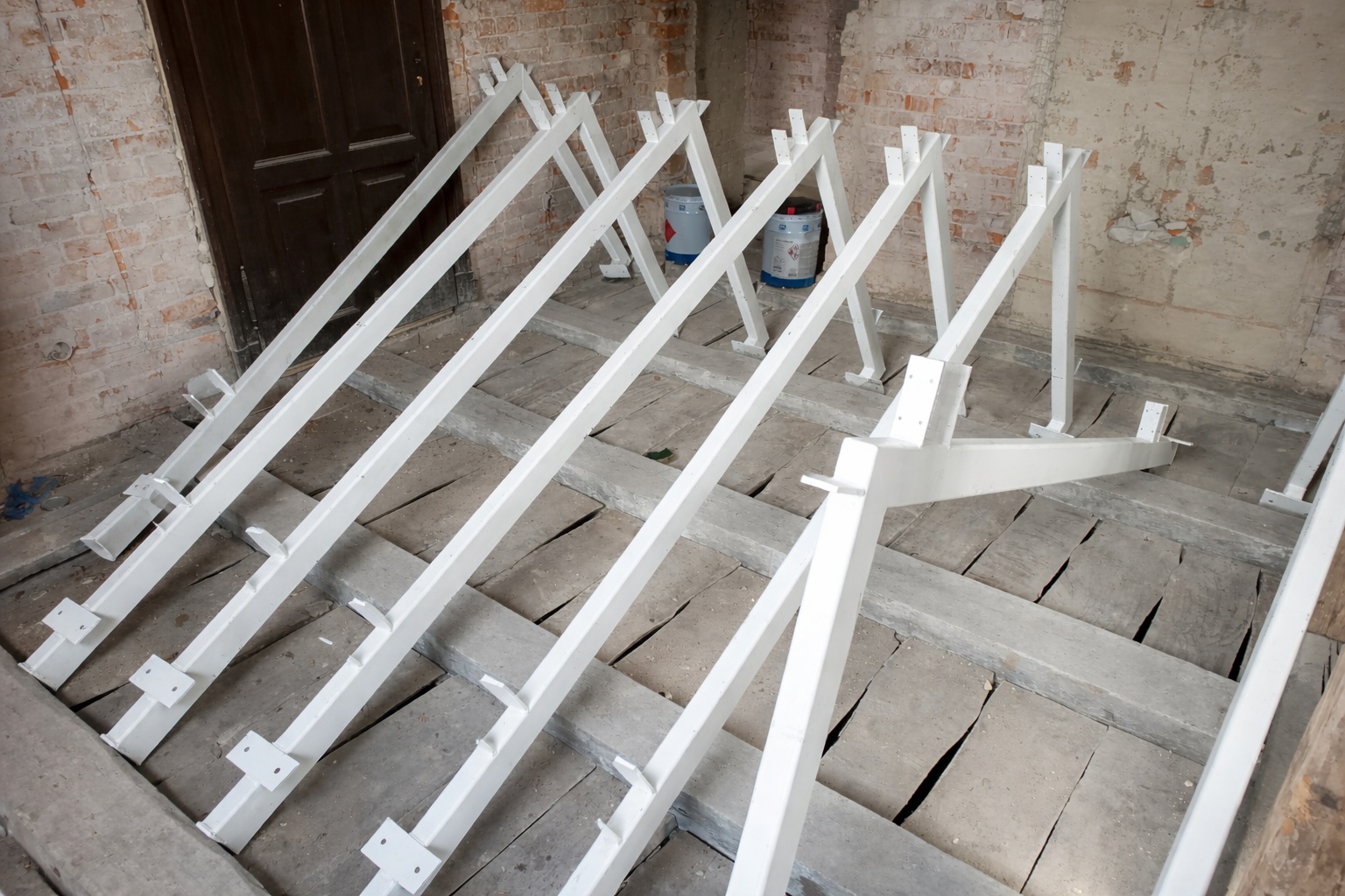 Malowanie ogniochronne konstrukcji lukarn zabytkowego budynku we Wrocławiu w trakcie prac