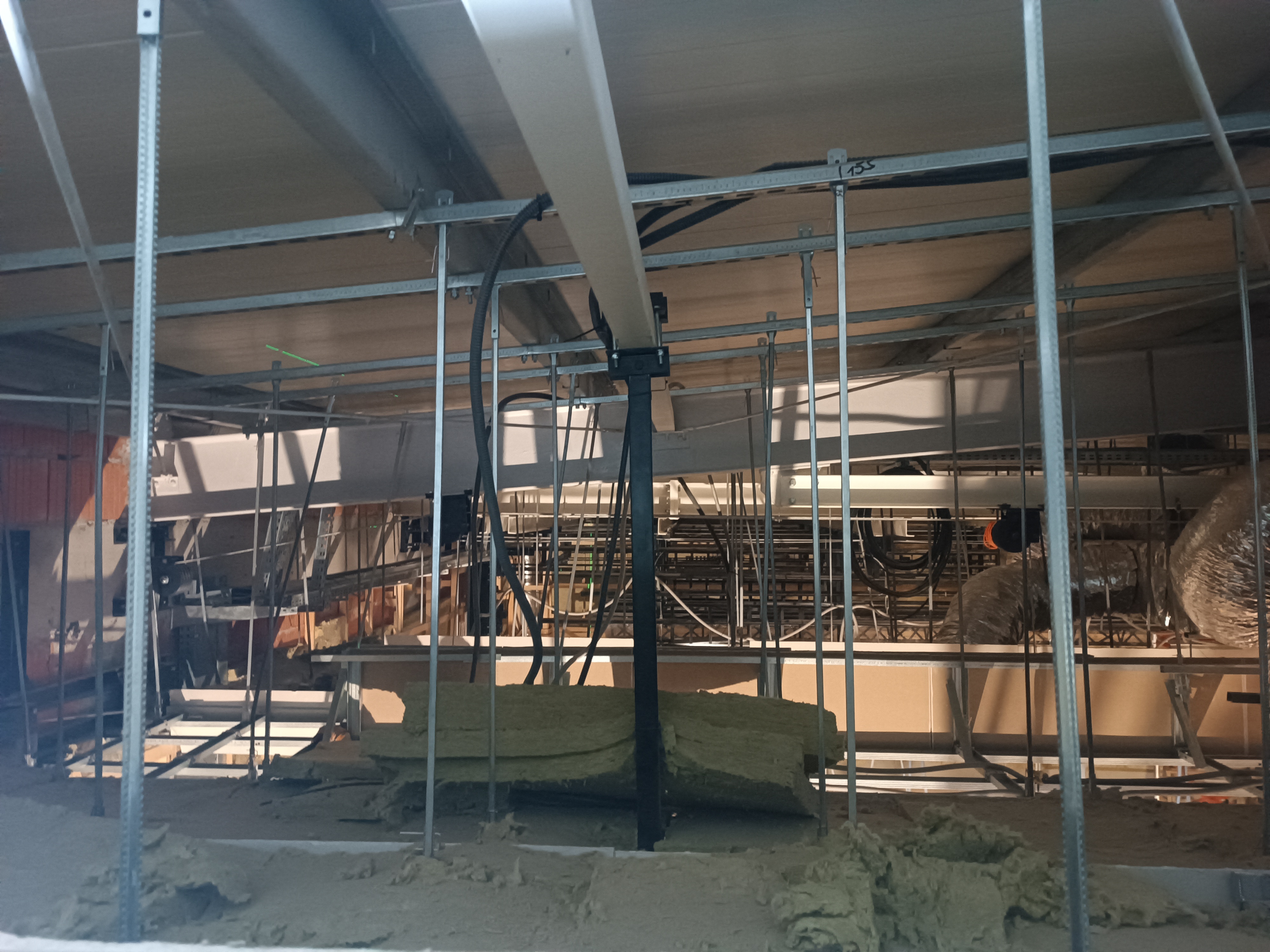 Konstrukcja wsporcza dachu szkoły muzycznej w Namysłowie po wykonaniu zabezpieczenia ogniochronnego R60