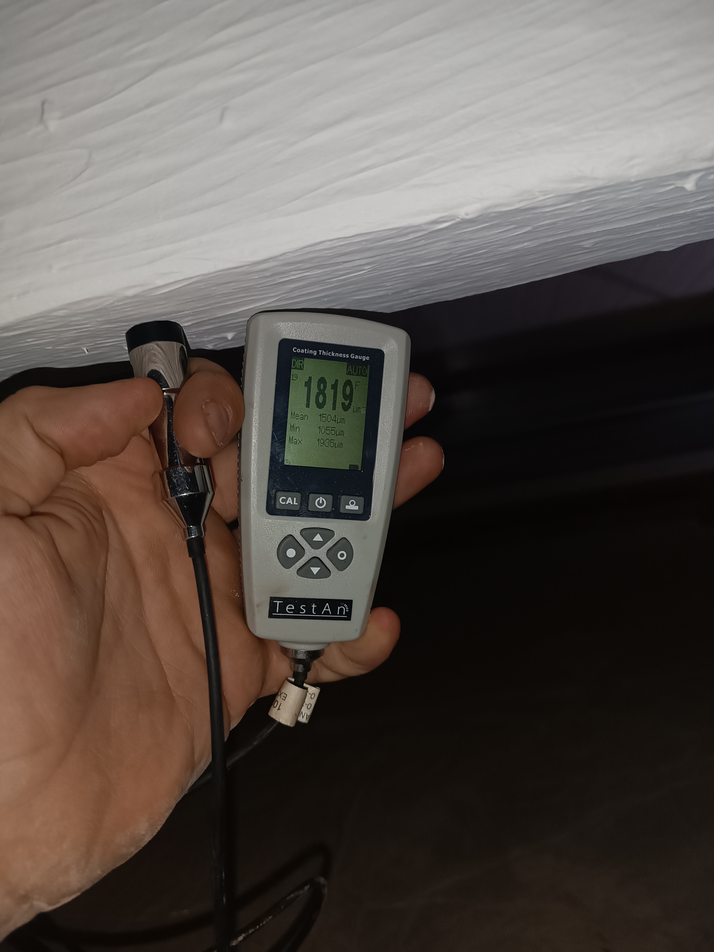 Malowanie ogniochronne konstrukcji wsporczej dachu szkoły muzycznej w Namysłowie w trakcie prac